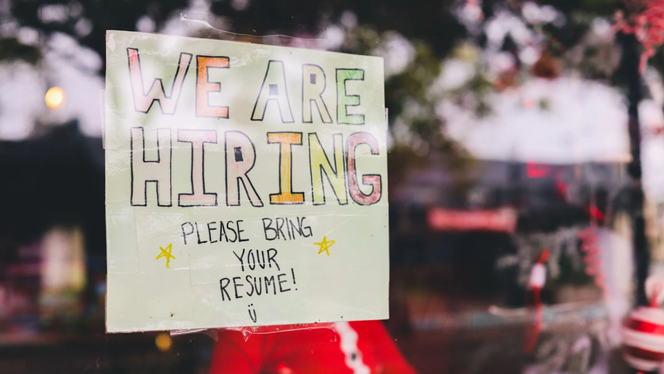 Why small businesses are saying they aren’t planning on hiring many recent grads in 2026 | DeviceDaily.com