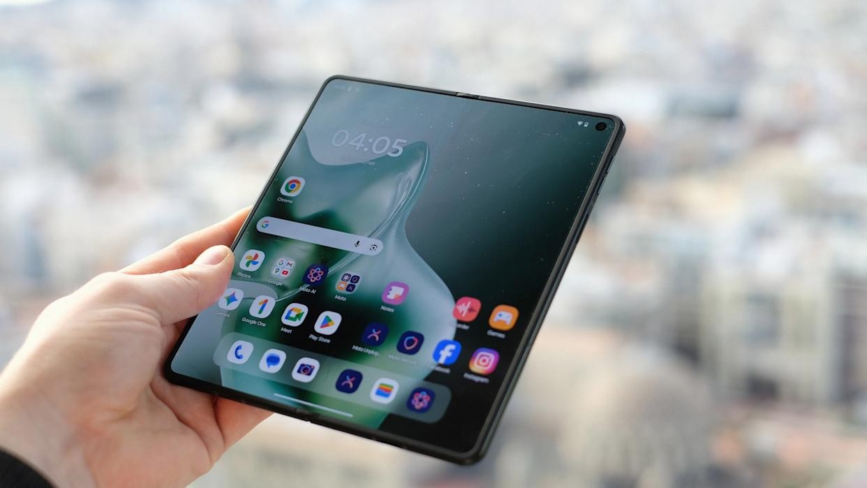 Motorola Razr Fold hands-on at MWC 2026: Bright screens, inside and out | DeviceDaily.com