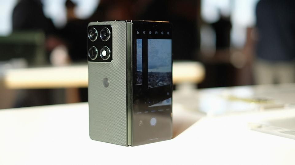 Motorola Razr Fold hands-on at MWC 2026: Bright screens, inside and out | DeviceDaily.com