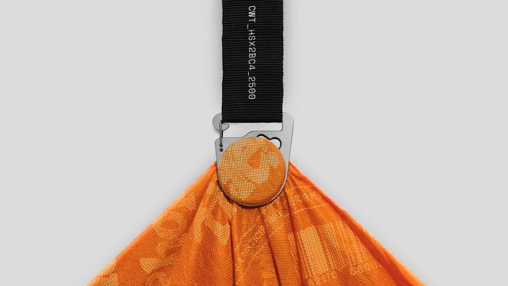 This genius clamp instantly transforms your tote into a crossbody bag | DeviceDaily.com
