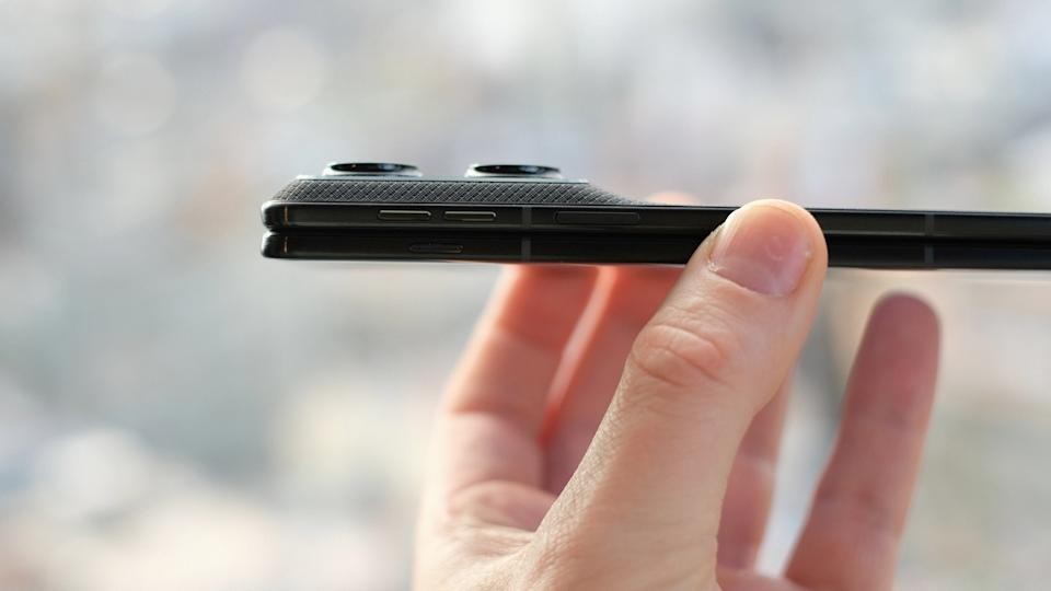 Motorola Razr Fold hands-on at MWC 2026: Bright screens, inside and out | DeviceDaily.com