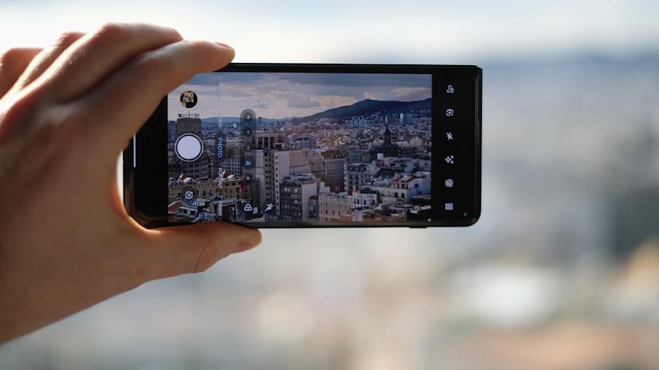 Motorola Razr Fold hands-on at MWC 2026: Bright screens, inside and out | DeviceDaily.com