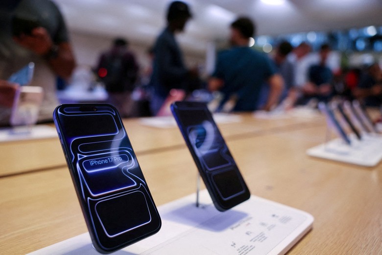 Apple is closing three US stores, including the first to unionize | DeviceDaily.com