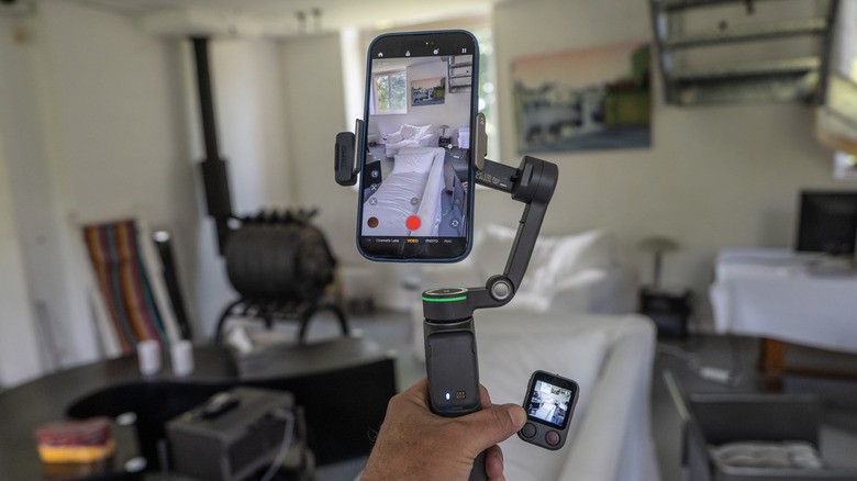 DJI's Osmo Mobile 8P gimbal has a detachable screen remote | DeviceDaily.com DJI's Osmo Mobile 8P gimbal has a detachable screen remote | DeviceDaily.com