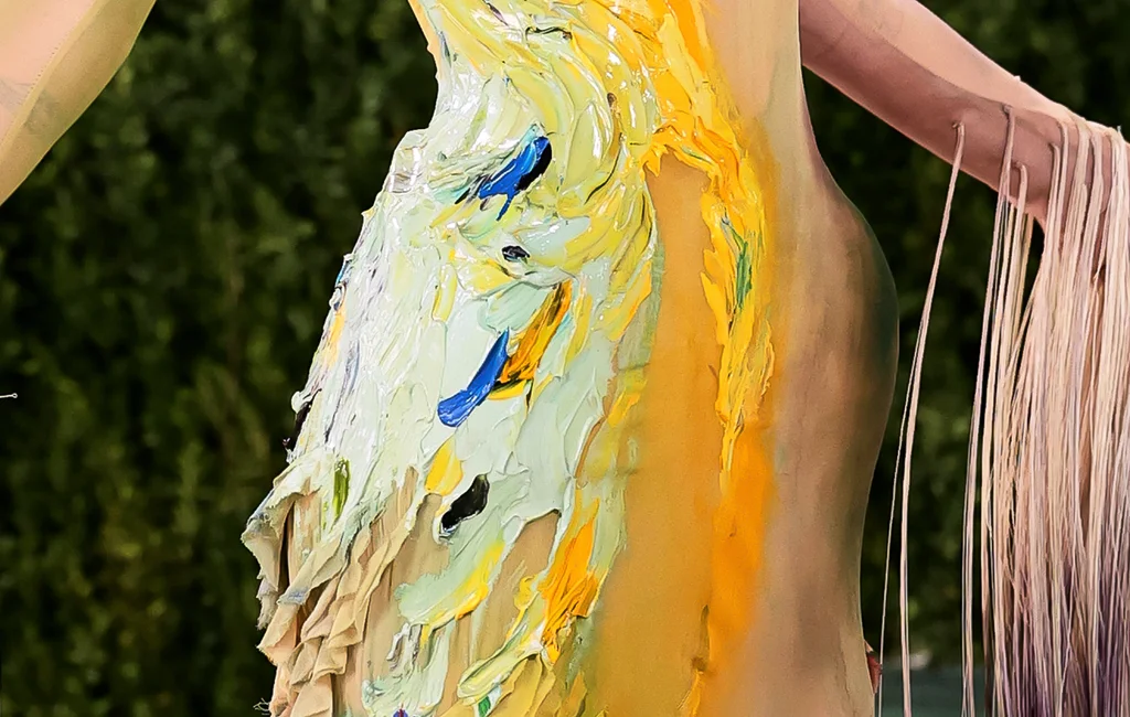 The artist behind Emma Chamberlain’s Met Gala gown on why it took 40 hours to paint | DeviceDaily.com The artist behind Emma Chamberlain’s Met Gala gown on why it took 40 hours to paint | DeviceDaily.com