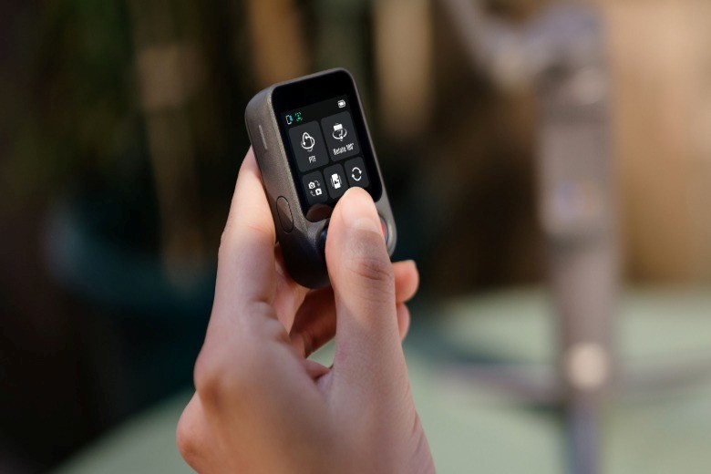 DJI's Osmo Mobile 8P gimbal has a detachable screen remote | DeviceDaily.com DJI's Osmo Mobile 8P gimbal has a detachable screen remote | DeviceDaily.com