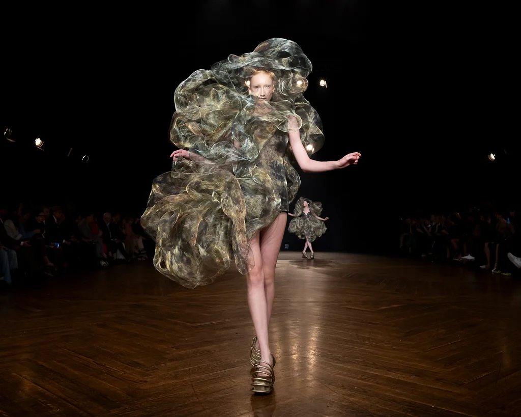 See the wild, beautiful, and almost unbelievable fashion of Iris van Herpen | DeviceDaily.com See the wild, beautiful, and almost unbelievable fashion of Iris van Herpen | DeviceDaily.com