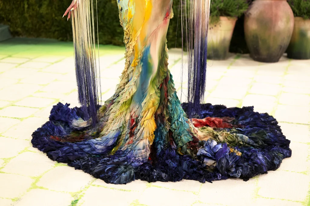 The artist behind Emma Chamberlain’s Met Gala gown on why it took 40 hours to paint | DeviceDaily.com The artist behind Emma Chamberlain’s Met Gala gown on why it took 40 hours to paint | DeviceDaily.com