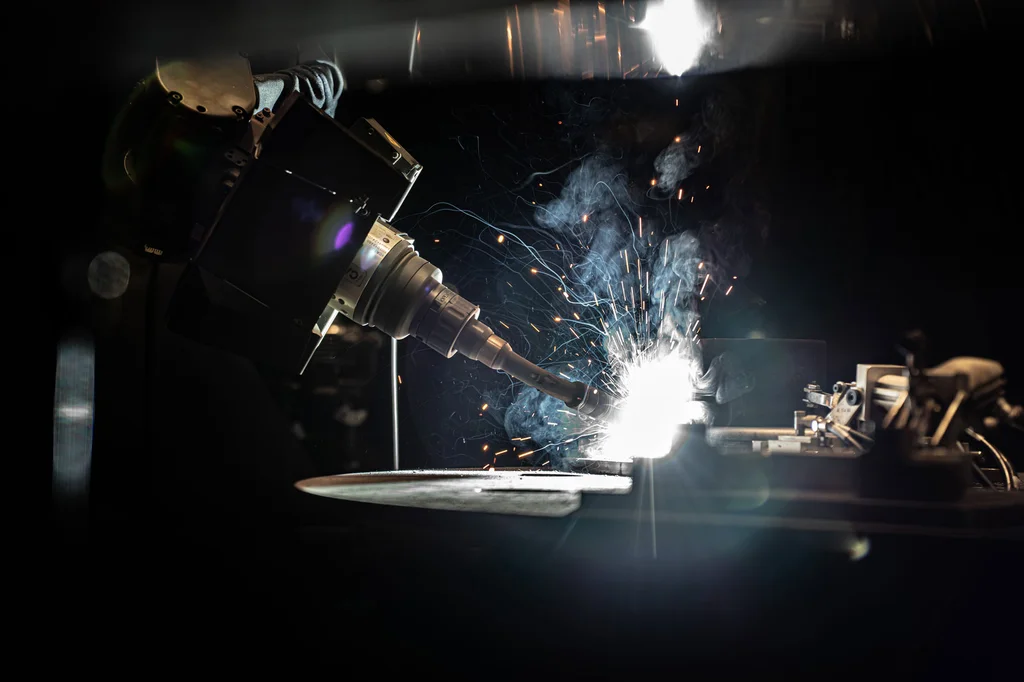 This autonomous welding robot may be the future of advanced manufacturing | DeviceDaily.com This autonomous welding robot may be the future of advanced manufacturing | DeviceDaily.com