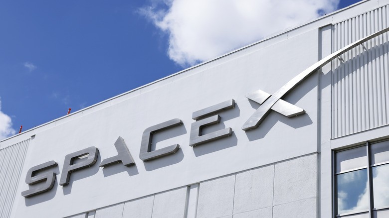 SpaceX is reportedly getting ready to go public as early as June | DeviceDaily.com
