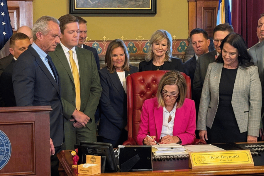 Gov. Reynolds signs Iowa sweepstakes and gambling crackdown expanding enforcement and revising tax withholding | DeviceDaily.com Gov. Reynolds signs Iowa sweepstakes and gambling crackdown expanding enforcement and revising tax withholding | DeviceDaily.com