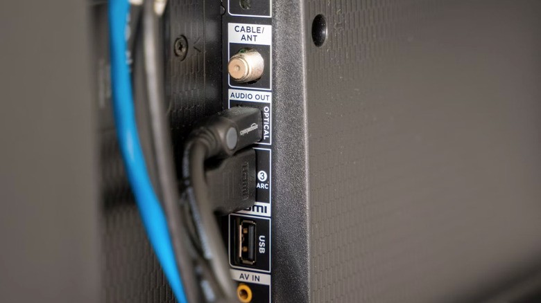 Here's what you should and shouldn't plug into a TV USB port | DeviceDaily.com