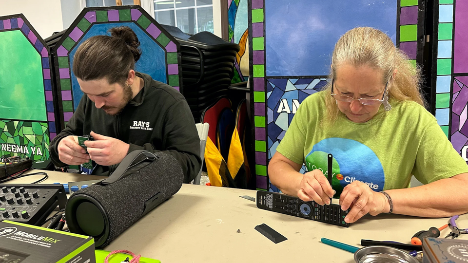 Why Repair Cafés are becoming more popular amid the anti-consumerism movement | DeviceDaily.com