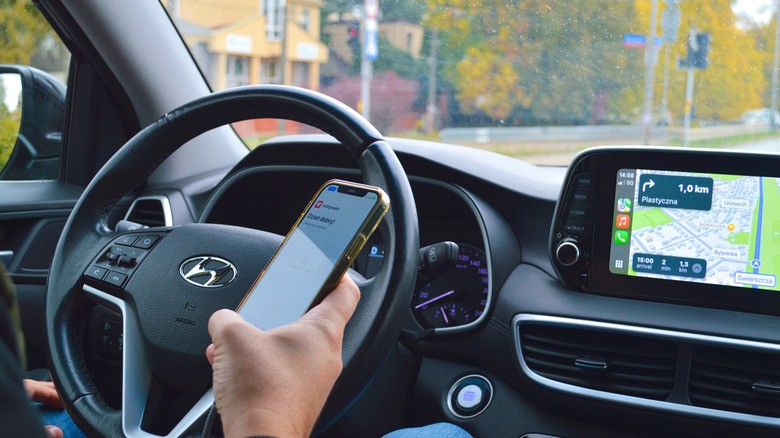 How to stop your phone from overheating in the car | DeviceDaily.com