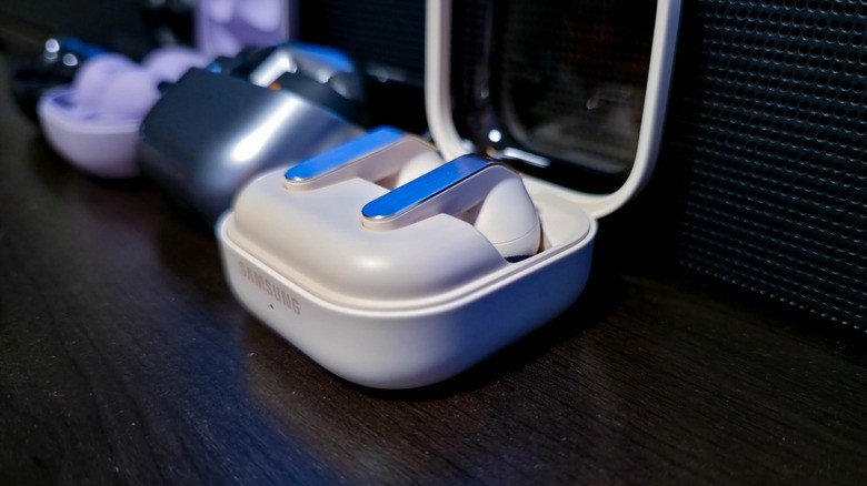 What's the difference between active noise canceling and passive? | DeviceDaily.com What's the difference between active noise canceling and passive? | DeviceDaily.com
