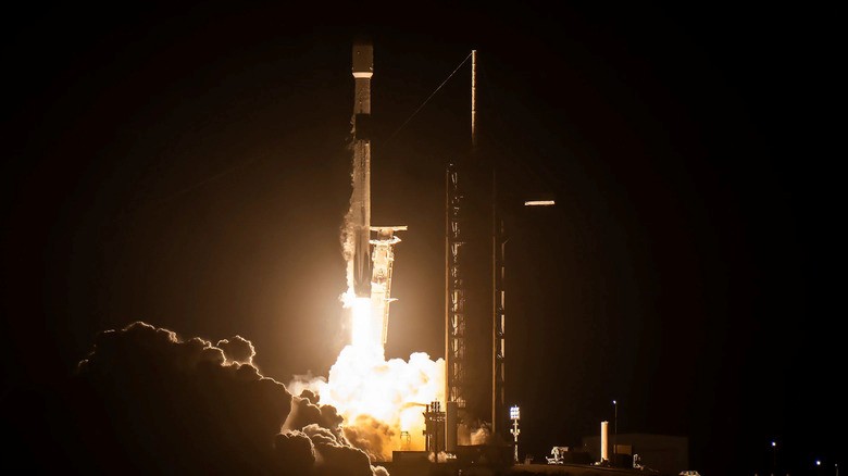 A SpaceX Falcon 9 rocket is expected to crash into the moon this August | DeviceDaily.com A SpaceX Falcon 9 rocket is expected to crash into the moon this August | DeviceDaily.com