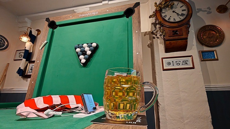I visited Samsung's foldable-themed pop-up pub and its alcohol-free beers tasted terrible | DeviceDaily.com I visited Samsung's foldable-themed pop-up pub and its alcohol-free beers tasted terrible | DeviceDaily.com