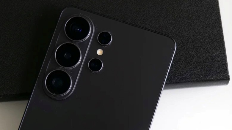 Samsung isn't sure why some Galaxy S26 Ultra screens are turning red | DeviceDaily.com Samsung isn't sure why some Galaxy S26 Ultra screens are turning red | DeviceDaily.com