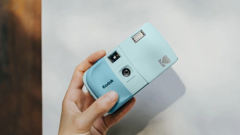 The Kodak EC35 is a pocketable, beginner-friendly 35mm film camera | DeviceDaily.com