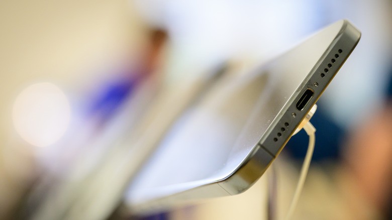 Your phone's USB-C port does a lot more than just charge - Here's what else it can do | DeviceDaily.com Your phone's USB-C port does a lot more than just charge - Here's what else it can do | DeviceDaily.com