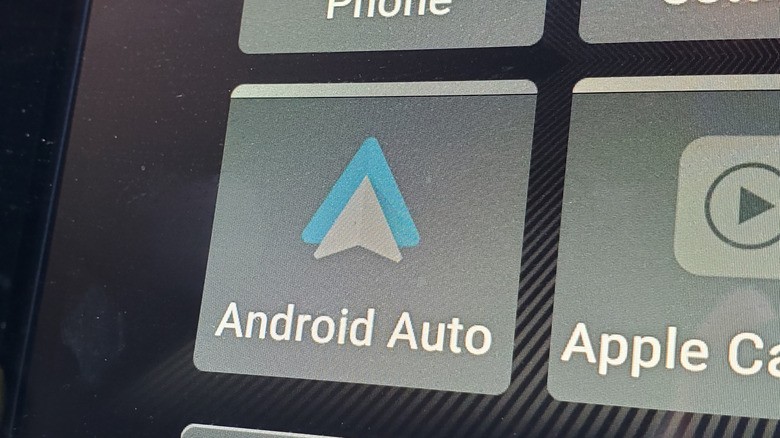 Android Auto vs Apple CarPlay: What features set them apart | DeviceDaily.com Android Auto vs Apple CarPlay: What features set them apart | DeviceDaily.com