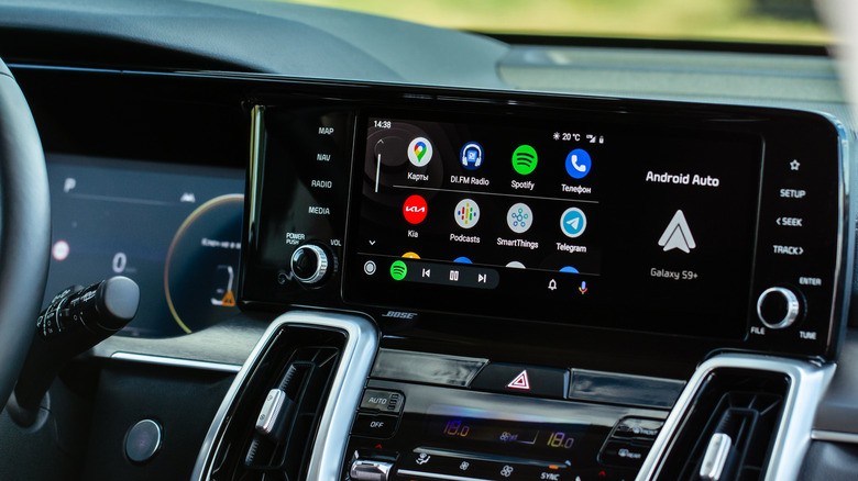 Android Auto vs Apple CarPlay: What features set them apart | DeviceDaily.com Android Auto vs Apple CarPlay: What features set them apart | DeviceDaily.com